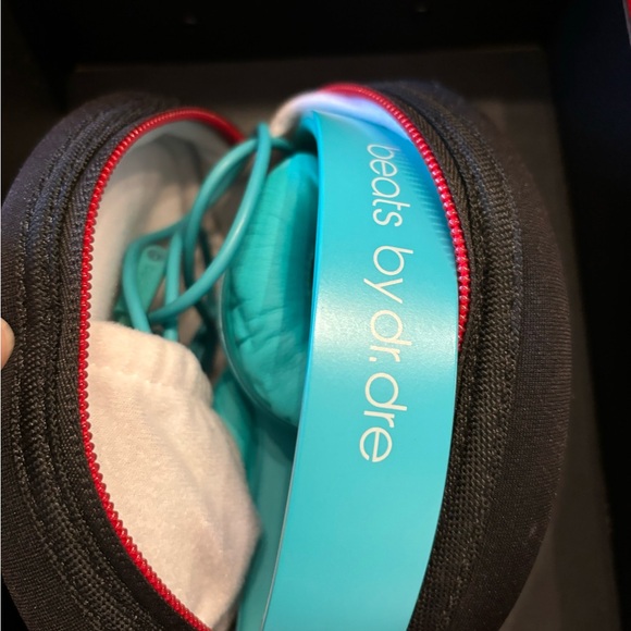 Beats Solo HD by Dr. Dre headphones - Picture 2 of 9